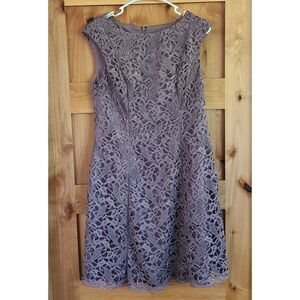 Adrianna Papell Soft Brown Lace Wedding Guest Dress Sz 10 Zip Up Midi Boat Neck‎